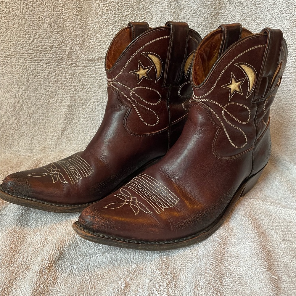 Golden Goose “Santiago Western” Boots In Brown
Size 38 (7.5)